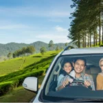 Keluarga Indonesia ceria liburan di Bandung dengan SUV rental, berpose di depan perkebunan teh. Langit biru cerah, cuaca cerah.