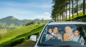 Keluarga Indonesia ceria liburan di Bandung dengan SUV rental, berpose di depan perkebunan teh. Langit biru cerah, cuaca cerah.