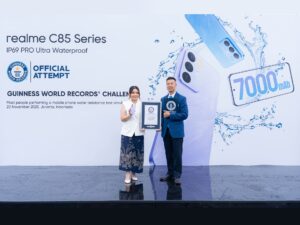 (Kiri) Krisva Angnieszca - PR Lead realme Indonesia bersama Jacob Yip - Official Adjudicator GUINNESS WORLD RECORDS™️ (kanan) (1)