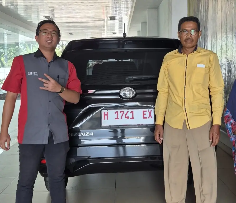 Serah terima Toyota Avanza hitam di showroom Toyota Nasmoco Demak