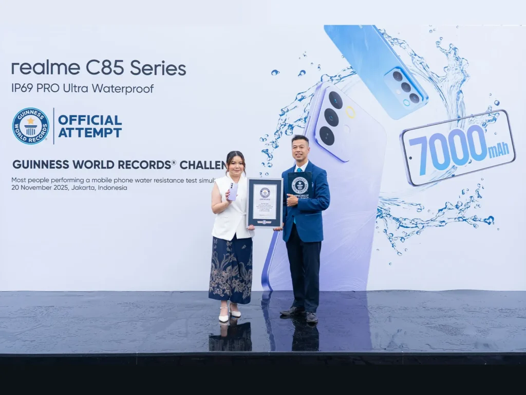 (Kiri) Krisva Angnieszca - PR Lead realme Indonesia bersama Jacob Yip - Official Adjudicator GUINNESS WORLD RECORDS™️ (kanan) (1)