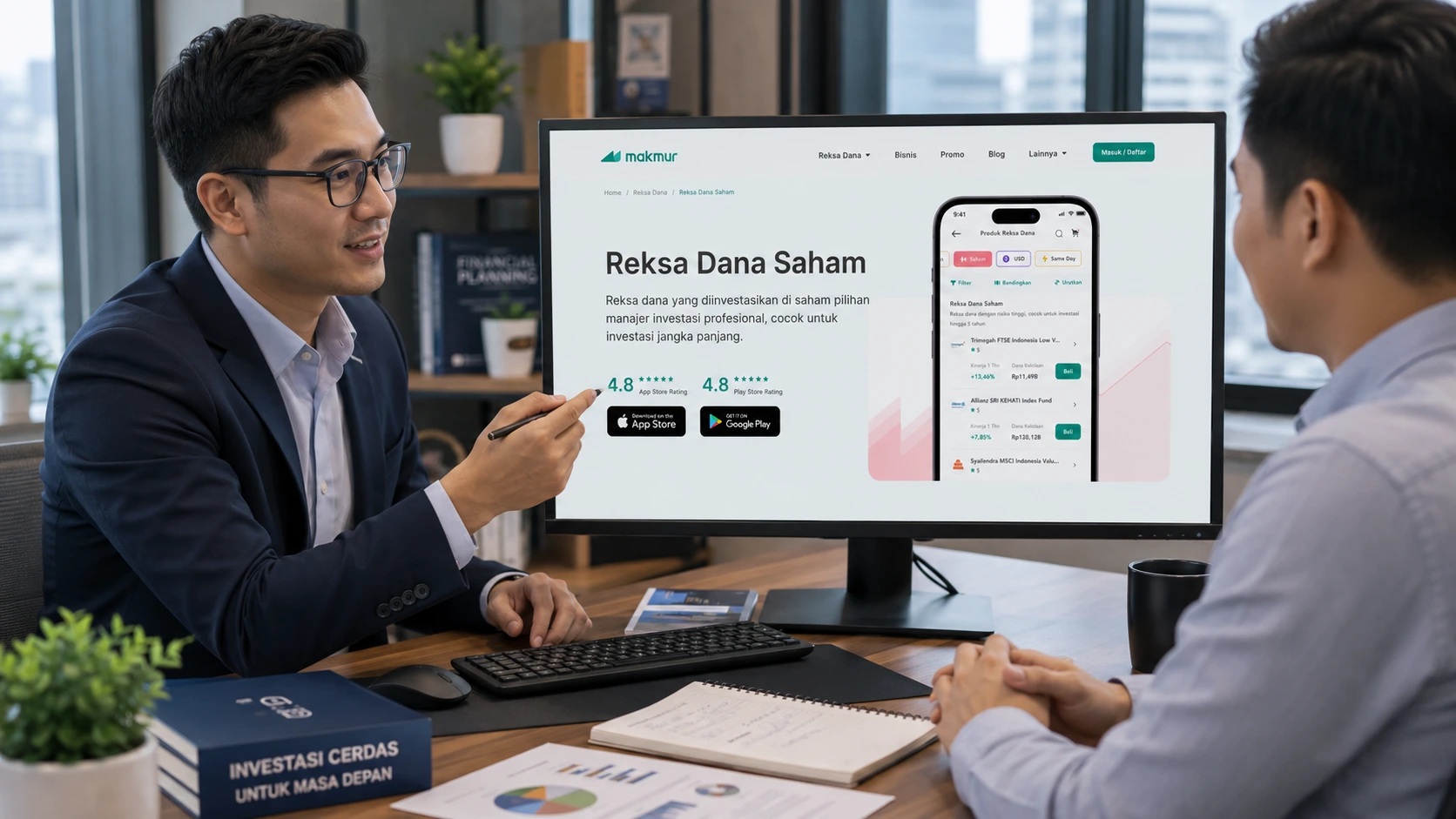 Pakar investasi sedang mengedukasi klien mengenai reksa dana saham dengan menampilkan platform investasi Makmur di layar monitor. Ilustrasi investasi untuk artikel edukasi keuangan di makmur.id.